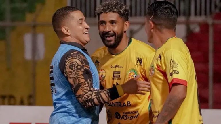 Dylan Flores brilla con doblete en la victoria de Marquense sobre Cobán Imperial