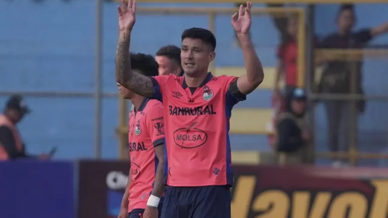 José Mena firma triplete y guía la goleada de Municipal sobre Aurora