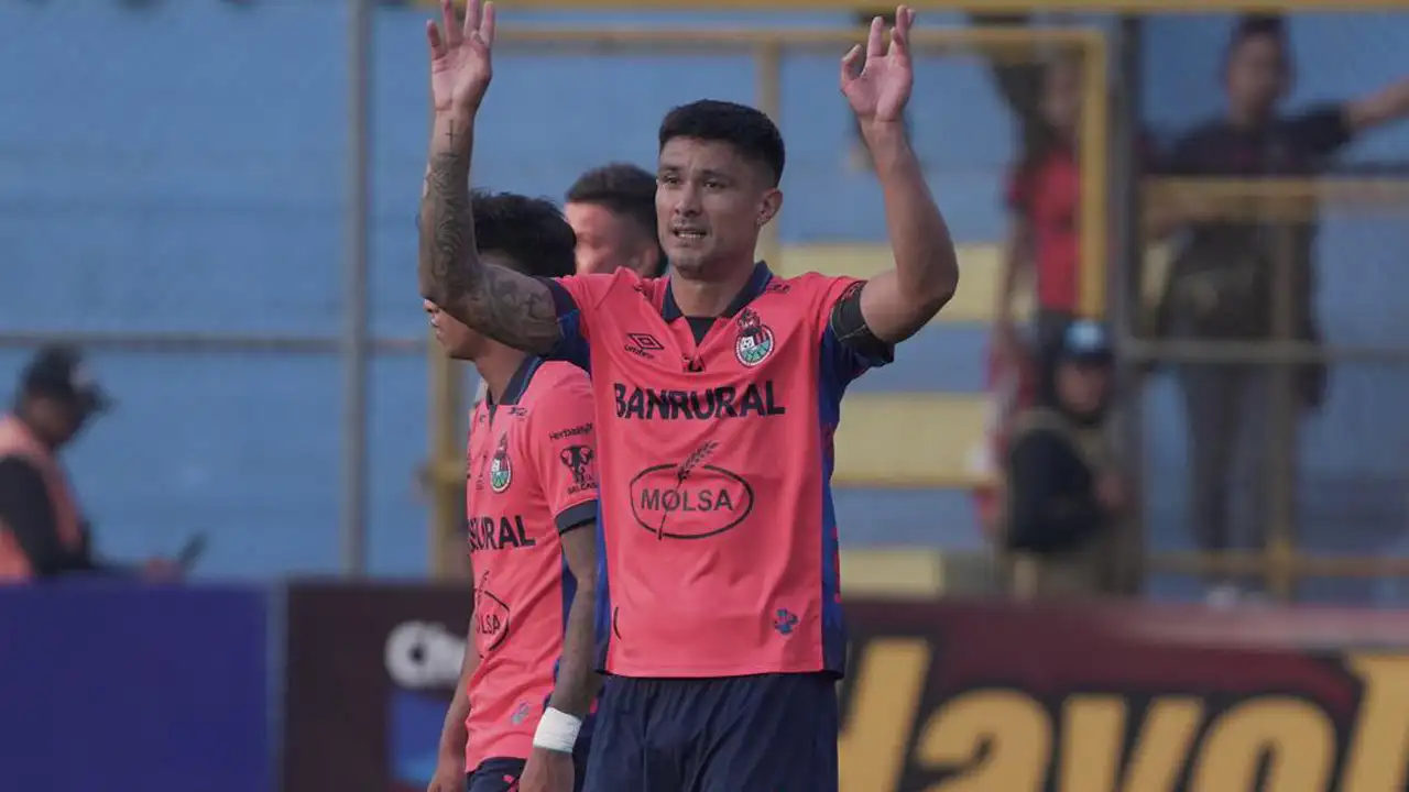 José Mena firma triplete y guía la goleada de Municipal sobre Aurora
