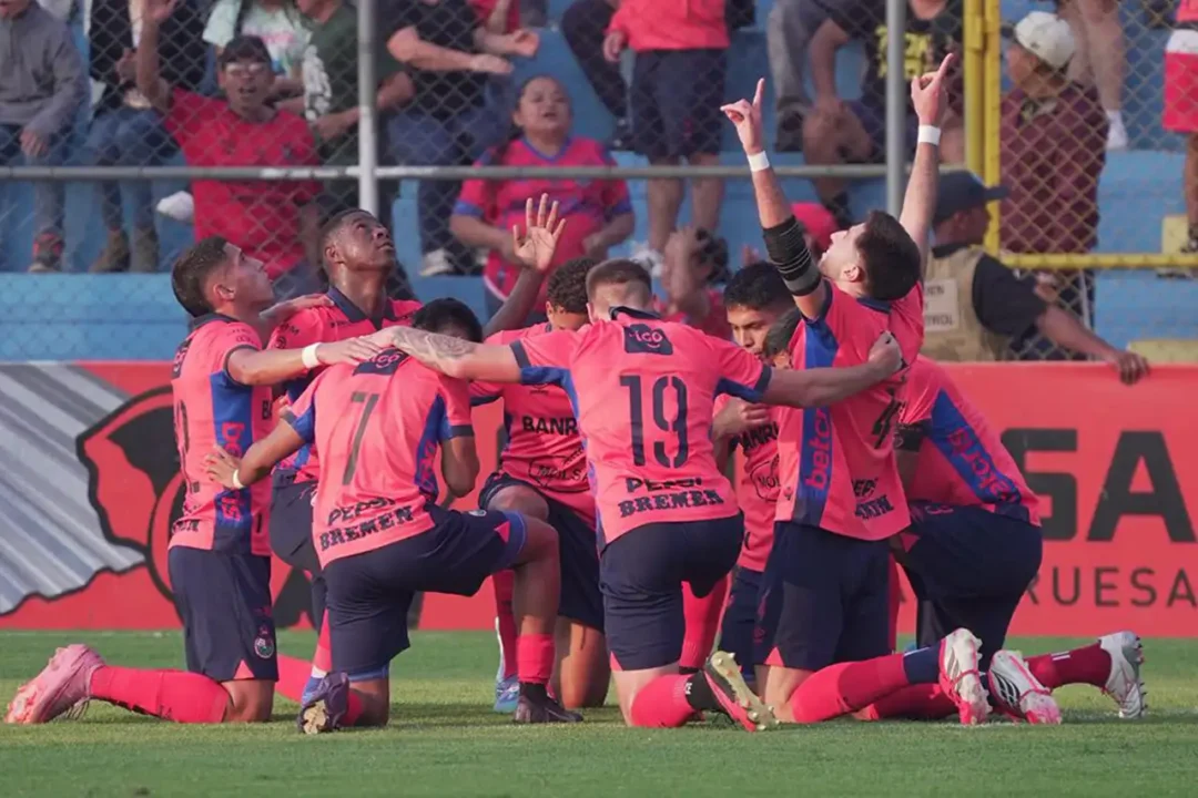 CRÓNICA | Municipal golea a Aurora en El Trébol con triplete de José Mena