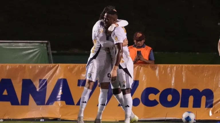 CRÓNICA | Comunicaciones encuentra el gol y derrota a Aurora FC en un partido cerrado