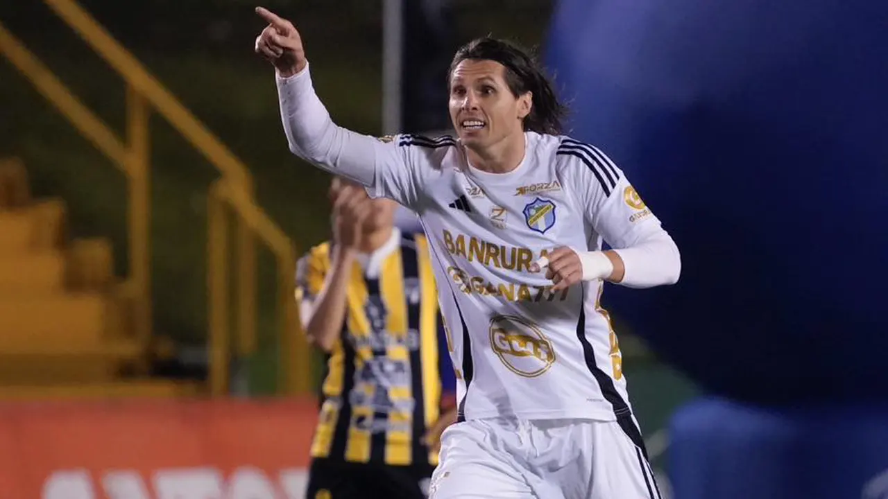 Agustín Vuletich aparece en el momento clave y le da el triunfo a Comunicaciones