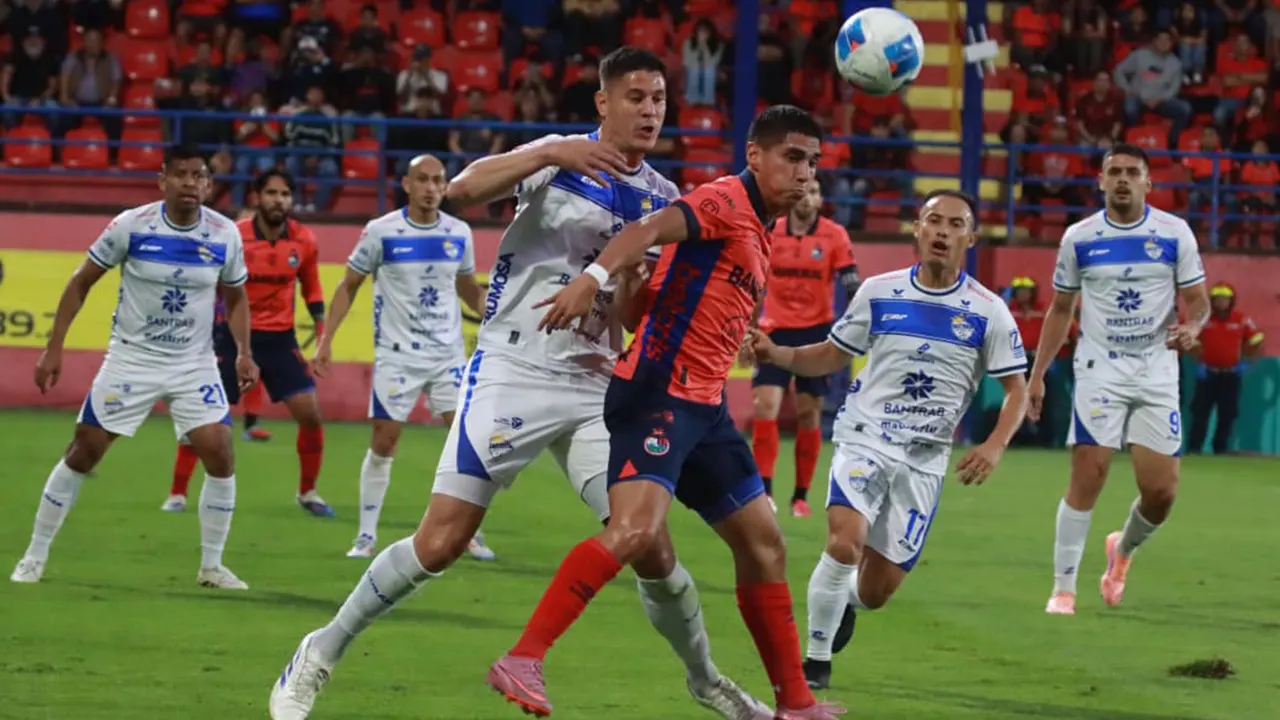 Municipal falla penal y deja escapar el liderato ante Cobán Imperial