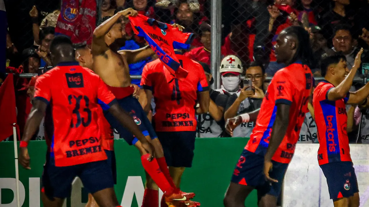 CRÓNICA | Municipal aprovecha la roja a Aparicio y deja contra las cuerdas a Xelajú