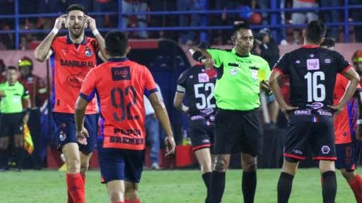La expulsión de Jorge Aparicio cambió el rumbo de la final entre Municipal y Xelajú