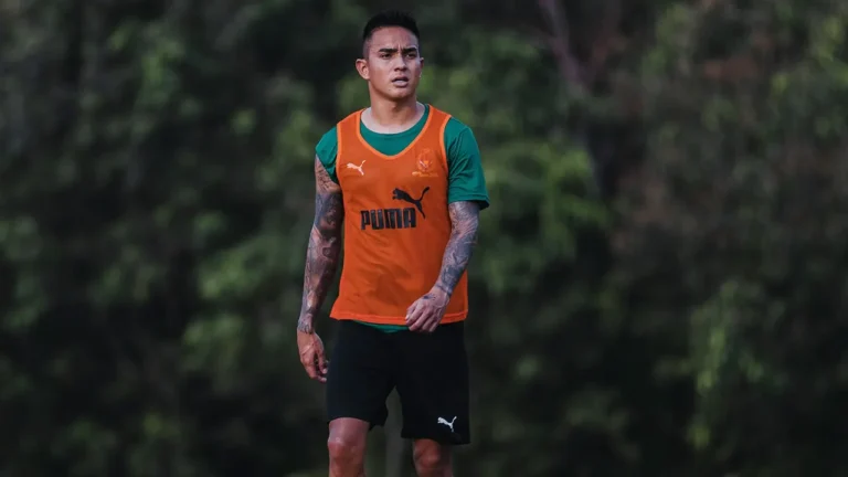 Oscar Santis entrena con su nuevo equipos