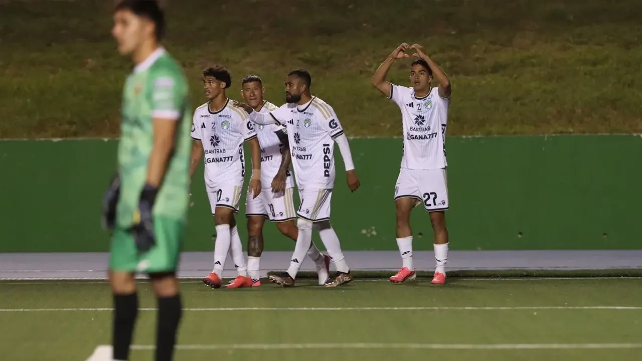 Comunicaciones resiste con nueve y vence a San Pedro